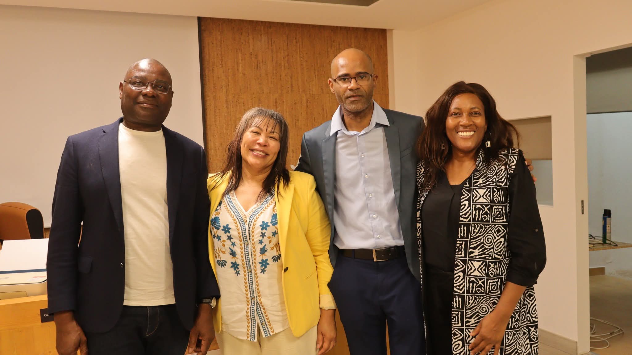 Quatro pessoas num escritório