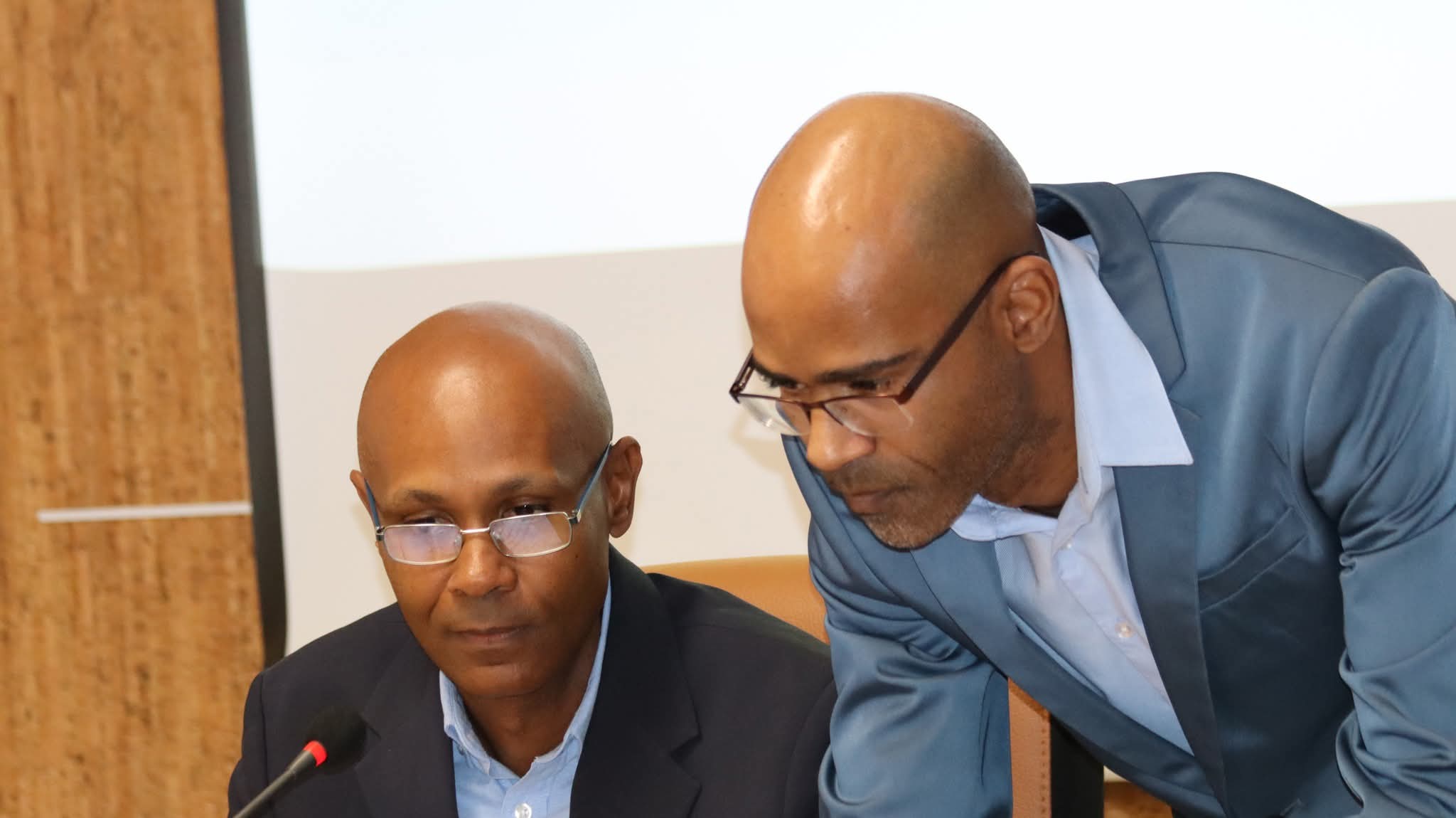 Reunião formal — dois homens a observar documento