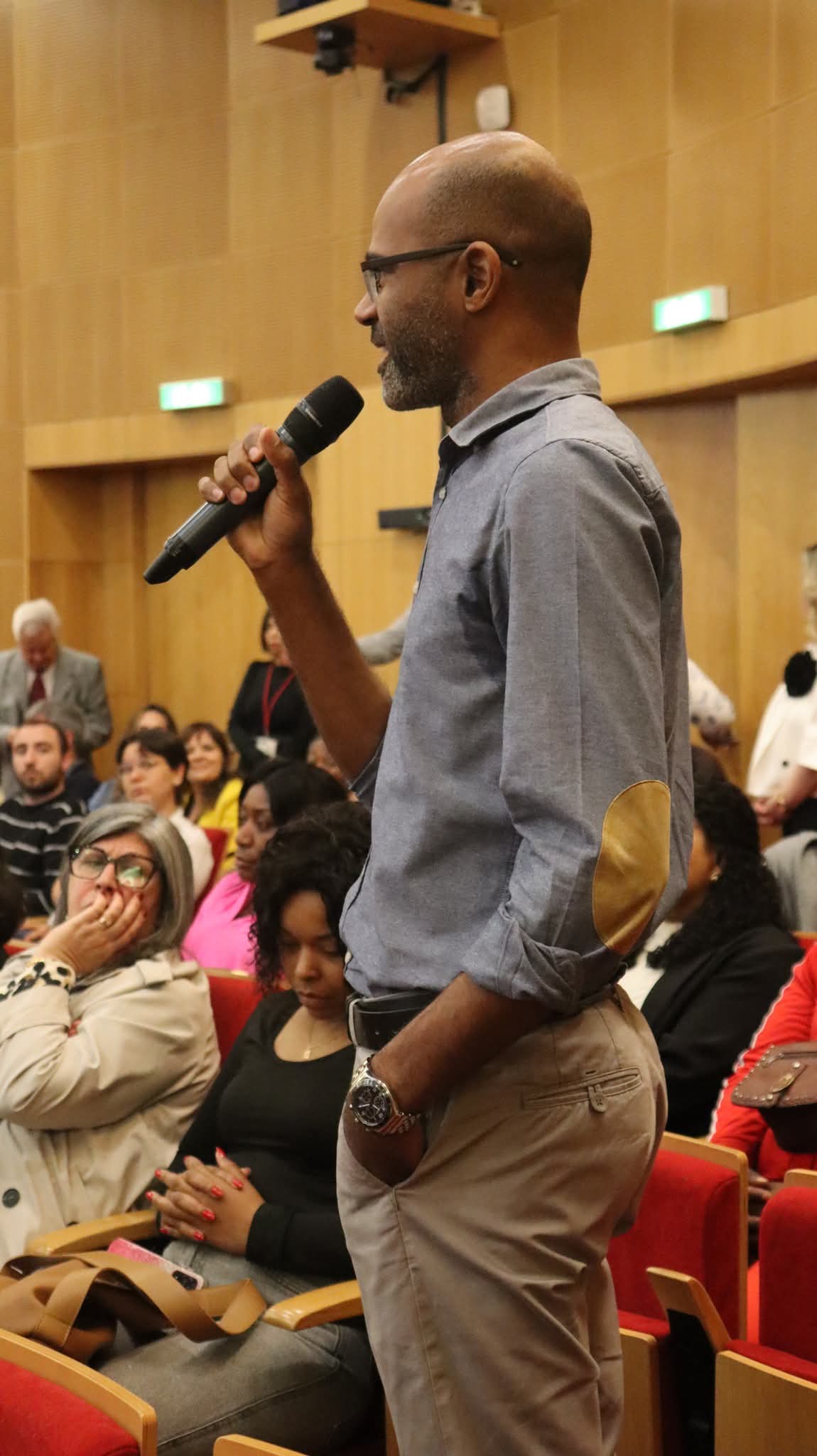 Palestra e público presente